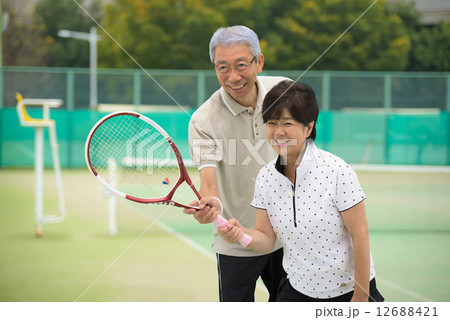 テニスの練習をしているシニア夫婦 テニスの練習をしているシニア夫婦 12688421