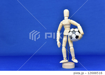 サッカーボールを持つ人形 サッカーボールを持つ人形 12688516