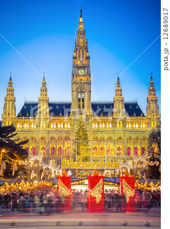 Rathaus and Christmas market in Vienna 12689017