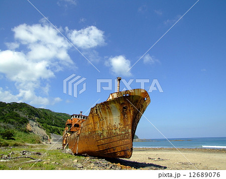 種子島，浜辺の漂着船 12689076