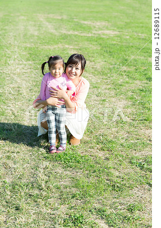 公園の母娘 公園の母娘 12689115