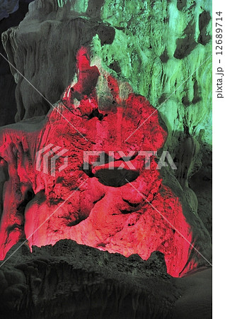 ベトナム　ティエン・クン鍾乳洞 12689714