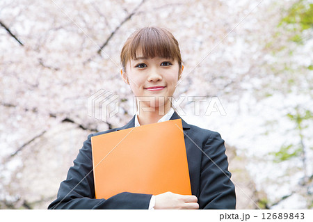 桜の前のスーツ姿の女性 桜の前のスーツ姿の女性 12689843
