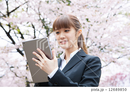 桜の前のスーツ姿の女性 桜の前のスーツ姿の女性 12689850