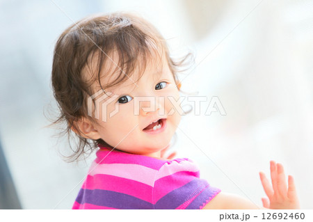 振り向く幼児 12692460