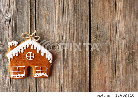 Christmas homemade gingerbread house cookie Christmas homemade gingerbread house cookie 12693310