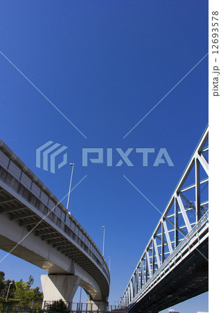 首都高速中央環状線と東西線の鉄橋 12693578