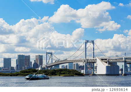 青空が広がるお台場海浜公園のレインボーブリッジと行き来する遊覧船 青空が広がるお台場海浜公園のレインボーブリッジと行き来する遊覧船 12693614