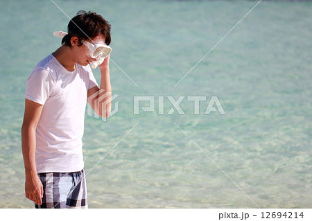 シュノーケル (モルディブ ビーチ リゾート 海 バカンス 楽園 海外旅行 水着 南国) 12694214