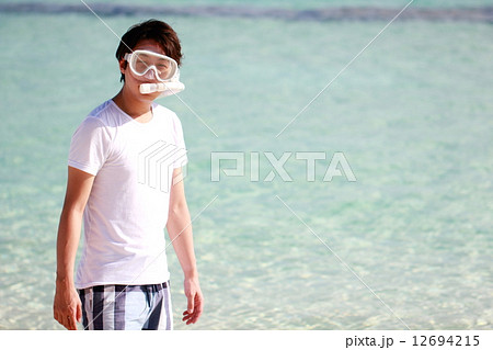 シュノーケル (モルディブ ビーチ リゾート 海 バカンス 楽園 海外旅行 水着 南国) 12694215