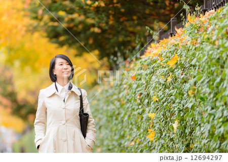 出勤途中の女性 12694297