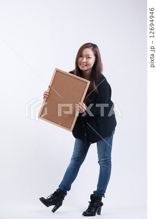 掲示板と笑顔の女性 掲示板と笑顔の女性 12694946