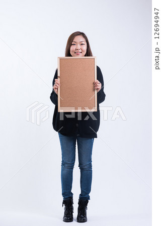 掲示板と笑顔の女性 掲示板と笑顔の女性 12694947