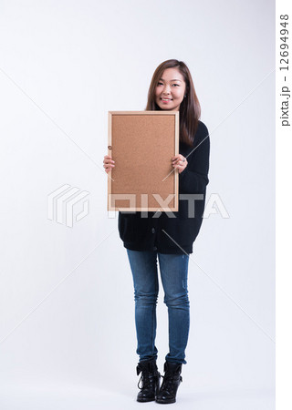 掲示板と笑顔の女性 掲示板と笑顔の女性 12694948