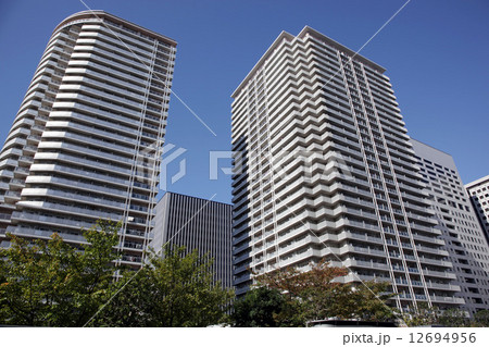 品川シーサイド駅前風景 12694956