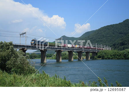 岡山・吉井川を渡る山陽本線の貨物列車（EF66形牽引） 12695087