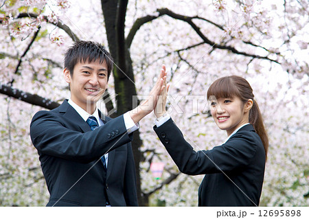 桜の前のスーツ姿の男女 桜の前のスーツ姿の男女 12695898