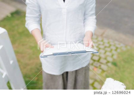 女性と柵 女性と柵 12696024