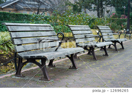 日比谷公園のベンチの写真素材