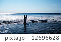サーフィンをする女性 12696628