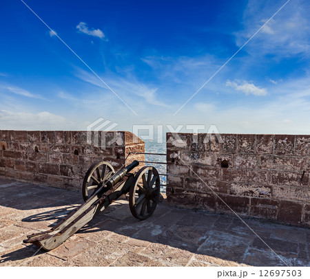Old canon in Mehrangarh Fort, Jodhpur, Rajasthan, India Old canon in Mehrangarh Fort, Jodhpur, Rajasthan, India 12697503