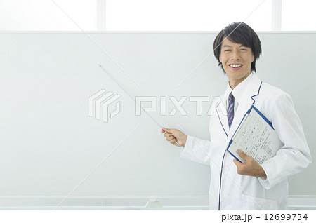 ホワイトボードで説明をする白衣男性 ホワイトボードで説明をする白衣男性 12699734