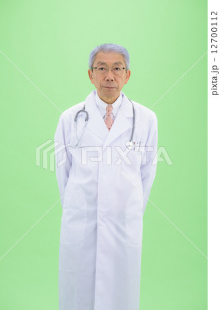 クロマキーを利用した切り抜きのためのポーズ素材ーシニア男性ドクターのイメージ 12700112