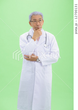 クロマキーを利用した切り抜きのためのポーズ素材ーシニア男性ドクターのイメージ クロマキーを利用した切り抜きのためのポーズ素材ーシニア男性ドクターのイメージ 12700131