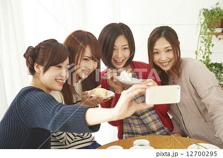 お茶する女子４人で自撮りする 12700295