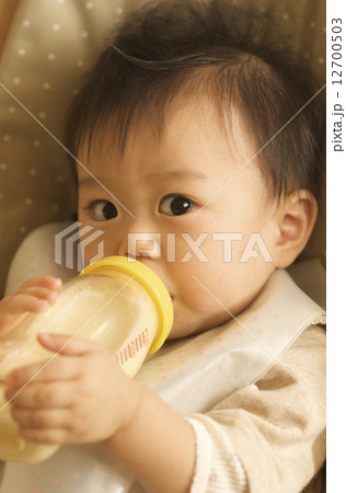 ミルクを飲む赤ちゃん 12700503