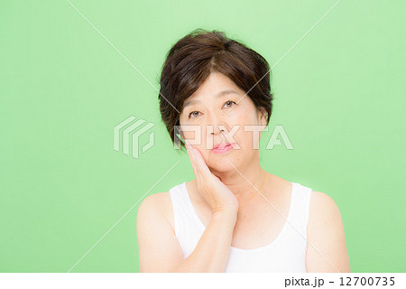 クロマキーを利用した切り抜きのためのポーズ素材ーシニア女性のビューティーイメージ 12700735