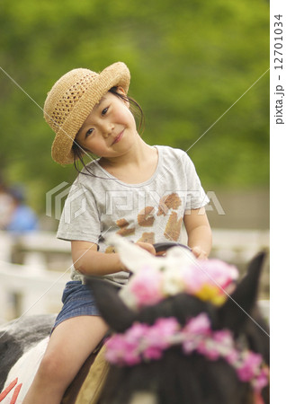 乗馬体験の女の子 12701034