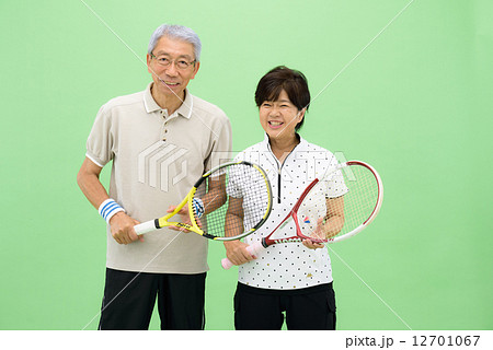クロマキーを利用した切り抜きのためのポーズ素材ーシニア夫婦のスポーツイメージ 12701067