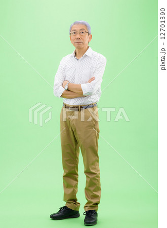 クロマキーを利用した切り抜きのためのポーズ素材ーカジュアルウェアーを着た、シニア男性のイメージ 12701390