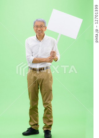 クロマキーを利用した切り抜きのためのポーズ素材ーカジュアルウェアーを着た、シニア男性のイメージ 12701399