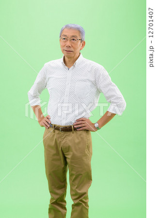 クロマキーを利用した切り抜きのためのポーズ素材ーカジュアルウェアーを着た、シニア男性のイメージ 12701407