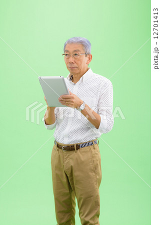 クロマキーを利用した切り抜きのためのポーズ素材ーカジュアルウェアーを着た、シニア男性のイメージ 12701413