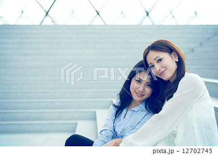 仲良し女性二人組 12702745