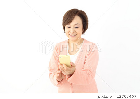 スマホを操作する笑顔の女性 12703407