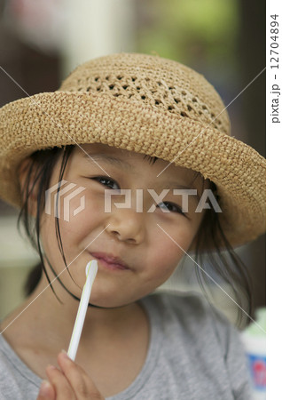 自然な笑顔の少女 自然な笑顔の少女 12704894