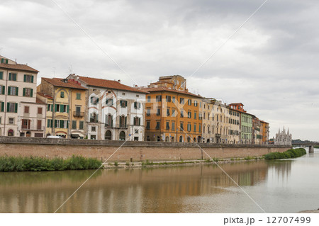 Arno River and waterfront buildings, Pisa 12707499