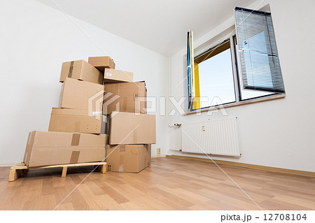 cardboard boxes in an empty apartment. moving to a new apartment 12708104
