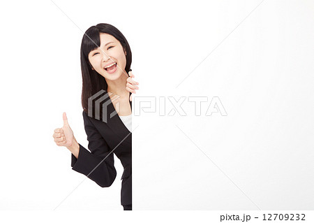 メッセージボードとグッドサインするビジネスウーマン 12709232