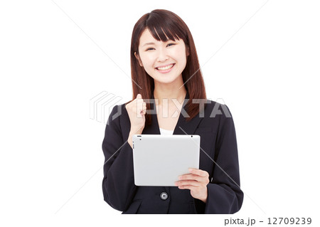 タブレットを持ってガッツポーズするビジネスウーマン タブレットを持ってガッツポーズするビジネスウーマン 12709239