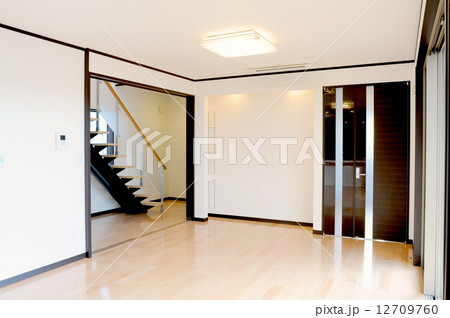 新築のリビングルーム 12709760