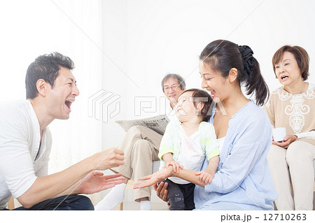 子供と遊ぶ三世代家族イメージ 子供と遊ぶ三世代家族イメージ 12710263