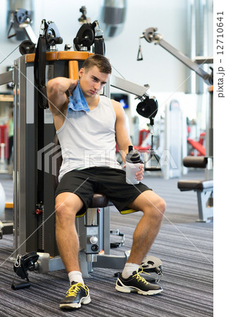 man exercising on gym machine 12710641