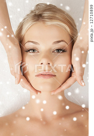 beautiful woman getting face or head massage 12710899