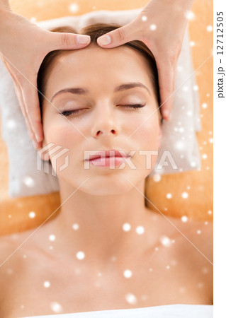 beautiful woman getting face or head massage 12712505
