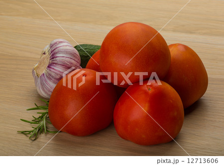 Bright ripe tomato Bright ripe tomato 12713606